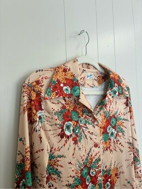 Vintage Jeri-Ann Floral Button-Up Shirt in Peach with Teal & Red Print - 70s